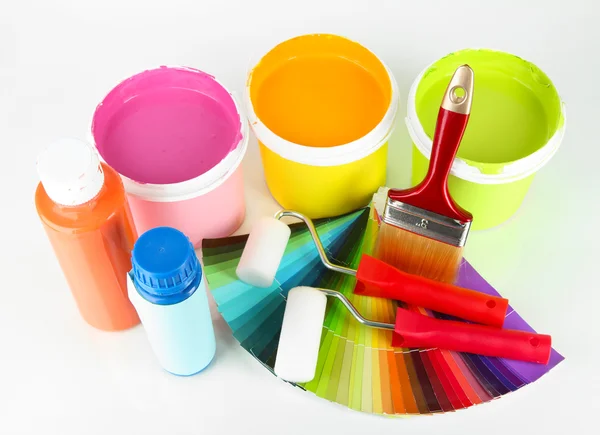 Boyama için ayarla: pot, fırçalar, boya silindiri ve üzerinde beyaz izole renkli palet boya — Stok fotoğraf