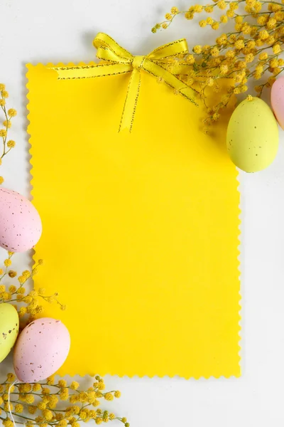 Tarjeta vacía con huevos de Pascua y flores de mimosa, aisladas en blanco —  Fotos de Stock