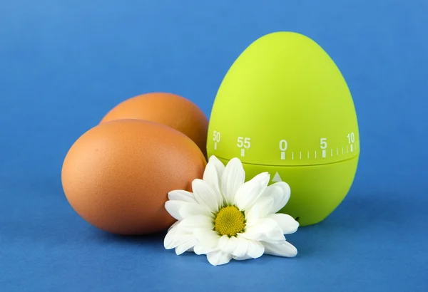 Groene ei timer en eieren, op een achtergrond met kleur — Stockfoto