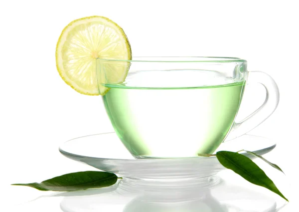 Transparante kopje groene thee met citroen, geïsoleerd op wit — Stockfoto