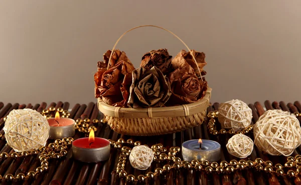 Zátiší s růžemi a svíčky na tmavém pozadí — Stock fotografie