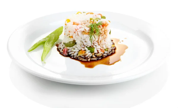 Läcker risotto med grönsaker, isolerad på vit — Stockfoto