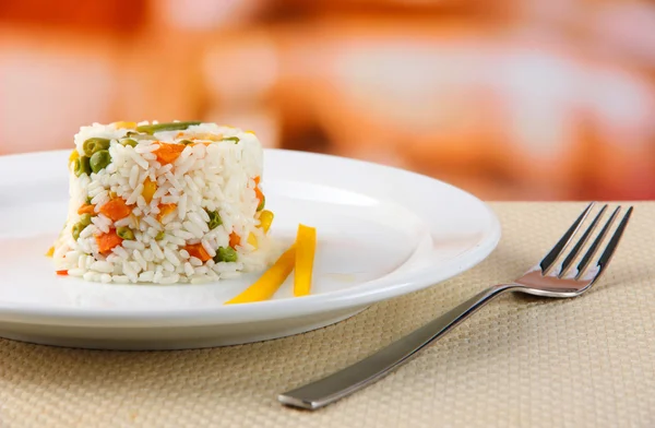 Risotto delicioso com legumes na mesa no café — Fotografia de Stock