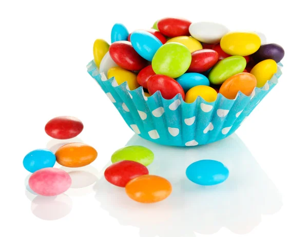 Kleurrijke snoepjes in cupcake geval geïsoleerd op wit — Stockfoto