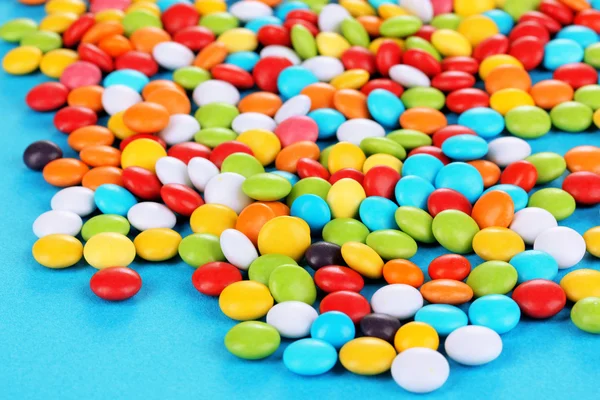 Bunte Bonbons auf blauem Hintergrund — Stockfoto