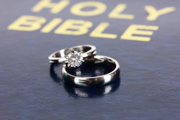 Anillos de boda en la Biblia —  Fotos de Stock