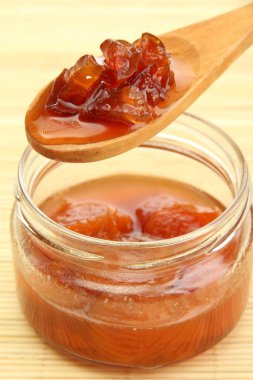 Bambu hasır üzerinde lezzetli ev yapımı reçel