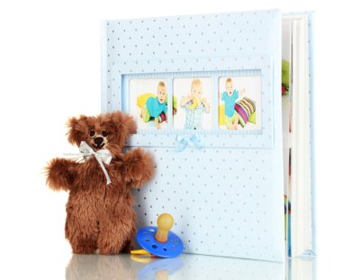 Bebek fotoğraf albümü üzerinde beyaz izole