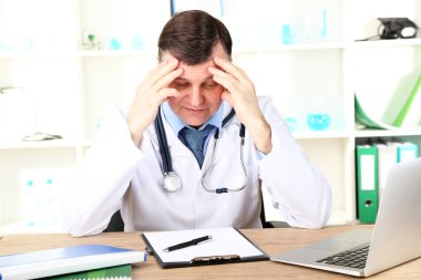 Masa başında çalışan tıp doktoru