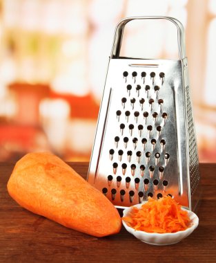 metal rende ve havuç, parlak zemin üzerine