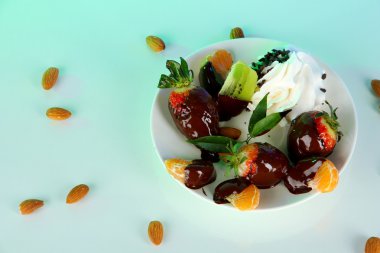 açık renkli çikolata meyve