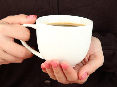 bir fincan tutan eller sıcak içecek, yakın çekim
