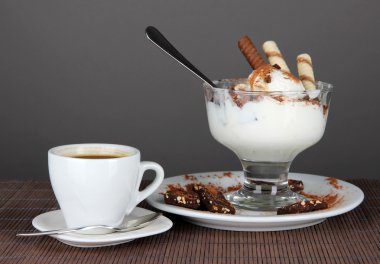 gofret sopa ve gri arka plan üzerine kahve dondurma