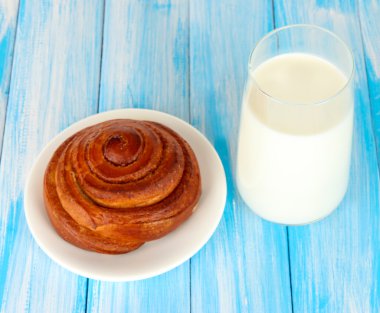 ekmek rulo ve mavi ahşap zemin üzerinde süt