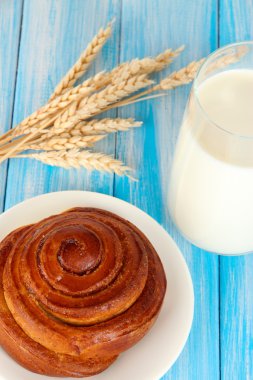 ekmek rulo ve mavi ahşap zemin üzerinde süt