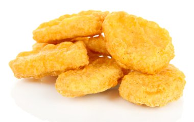 Kızarmış tavuk külçeleri beyaza izole edilmiş.