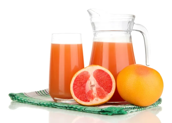 Volles Glas und Krug Grapefruitsaft und Grapefruits isoliert auf weiß — Stockfoto