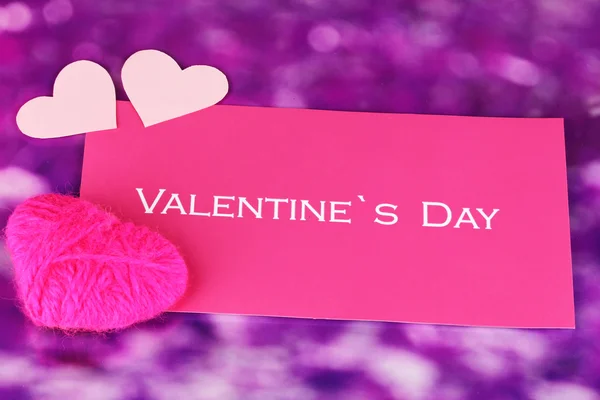 Вітальна листівка для день Святого Валентина на фіолетовому фоні — стокове фото