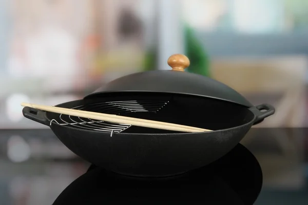 Preto wok pan no forno de cozinha, close-up — Fotografia de Stock