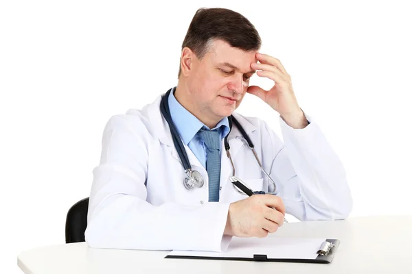 Läkare som arbetar på skrivbord isolerade på vit — Stockfoto