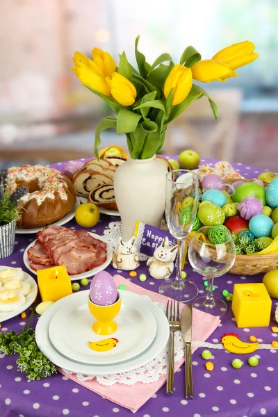 Sirviendo mesa de Pascua en el fondo de la habitación —  Fotos de Stock