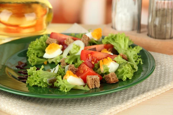 Φρέσκια ανάμικτη σαλάτα με αυγά, ντομάτα, σαλάτα φύλλα και άλλα λαχανικά στο πιάτο χρώμα, σε φωτεινό φόντο — Φωτογραφία Αρχείου