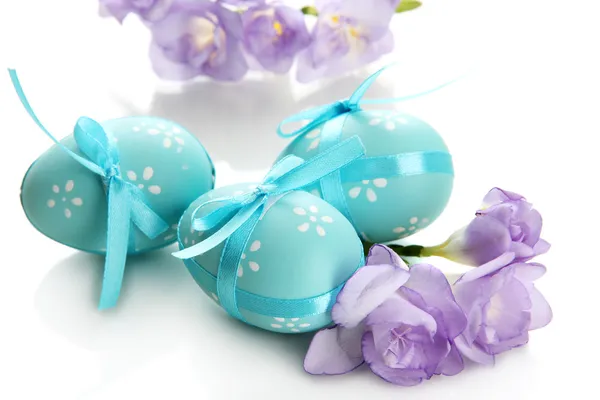 Huevos de Pascua brillantes con arcos y flores, aislados en blanco —  Fotos de Stock