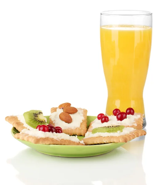 Smaczne kanapki z serem, kiwi i żurawiny, migdałów, na kolor płyty, na białym tle — Zdjęcie stockowe