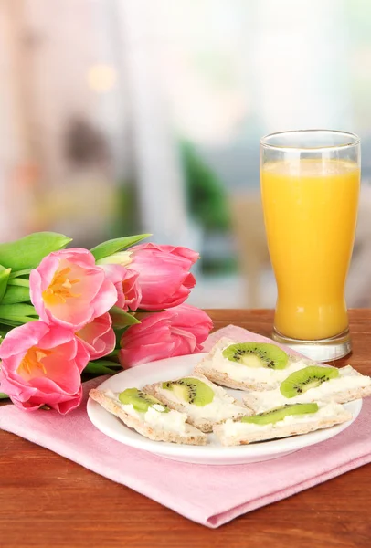Smaczne kanapki z serem i kiwi, na tabliczce koloru, na jasnym tle — Zdjęcie stockowe