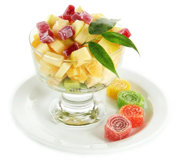 Fruktsallad i en sundae maträtt isolerad på vit — Stockfoto