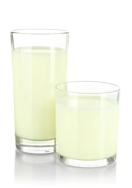 Dvě sklenice mléka izolovaných na bílém — Stock fotografie