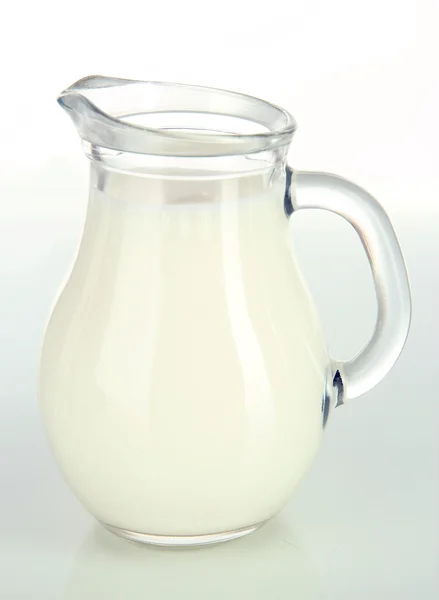 Кувшин молока, выделенный на белом — стоковое фото