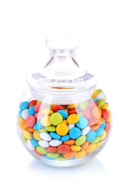 Doces coloridos em frasco de vidro isolado em branco — Fotografia de Stock