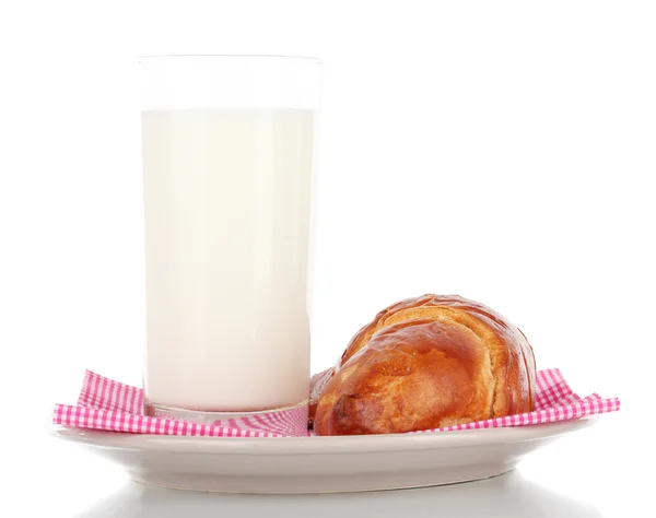 Croissant och glas mjölk isolerad på vit — Stockfoto