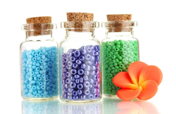 Botol kecil penuh dengan manik-manik berwarna-warni terisolasi di atas putih — Stok Foto