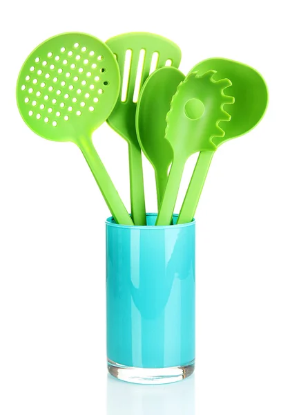 Grüne Kunststoff-Küchenutensilien isoliert auf weiß — Stockfoto