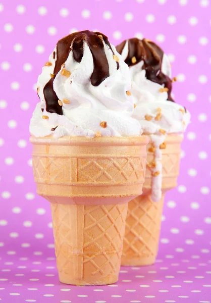 Helado sabroso con chocolate, sobre fondo morado —  Fotos de Stock