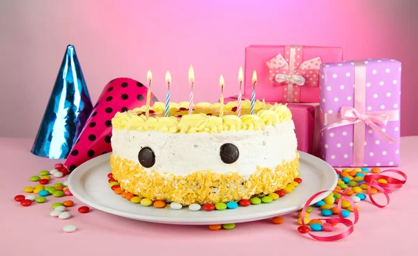 Pastel de cumpleaños feliz y regalos, sobre fondo rosa —  Fotos de Stock