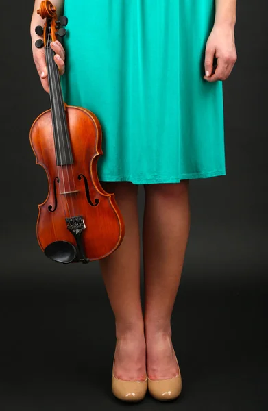 Chica joven con violín sobre fondo gris —  Fotos de Stock