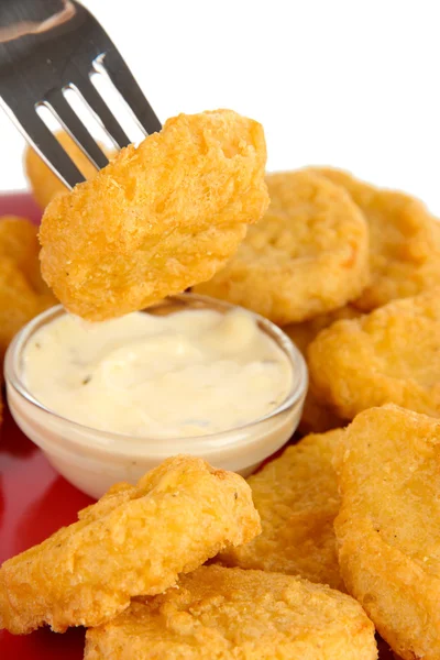 Nuggets de frango frito com molho isolado em branco — Fotografia de Stock