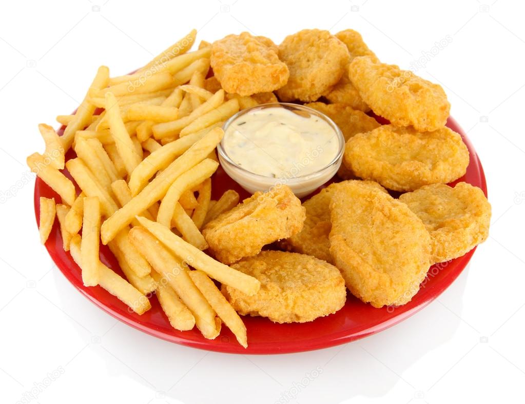 Nuggets de pollo frito con papas fritas y salsa aislada en blanco