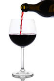 šumivé červené víno pour v izolovaných na bílém skle