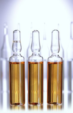 Gri arka planda tıbbi ampule