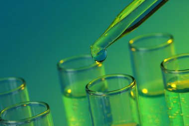 test tüpleri ile mavi zemin üzerine sıvı