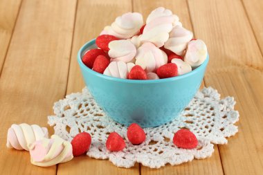 Vazoda ahşap masa yakın çekim yumuşak şekerleme