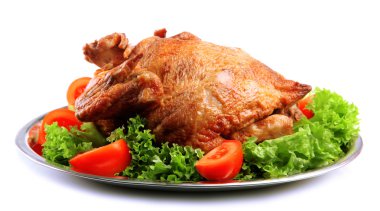 plaka üzerinde beyaz izole sebzeler, lezzetli bütün kavrulmuş tavuk