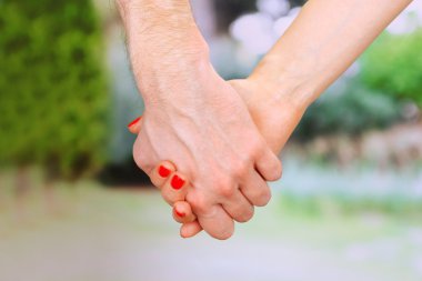 iki elleri üzerinde yeşil doğa parkı