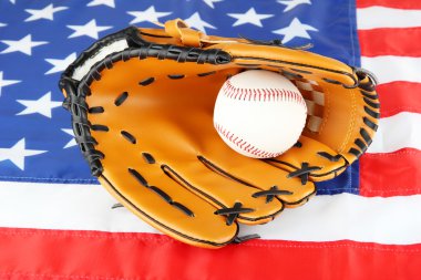 beysbol eldiveni ve Amerikan bayrağı arka plan üzerinde topu