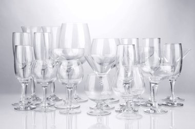 kokteyl ve şarap gözlük, gri arka plan üzerinde