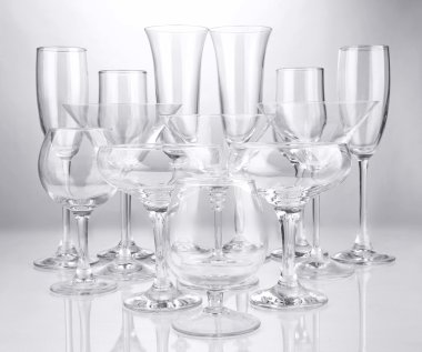 kokteyl ve şarap gözlük, gri arka plan üzerinde